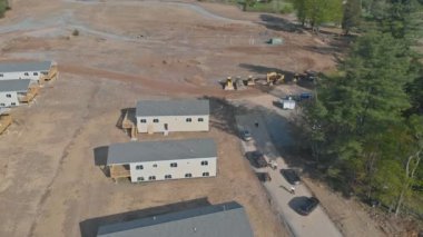 Dağın inşaat malzemeleriyle inşa edilmiş bir inşaat alanı..