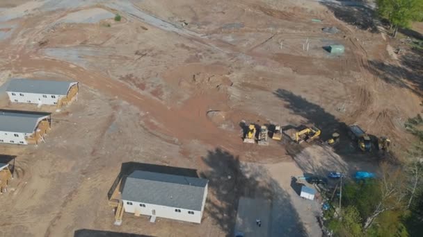 Luchtfoto drone view graafmachine op vlucht over nieuwbouw site ontwikkeling — Stockvideo