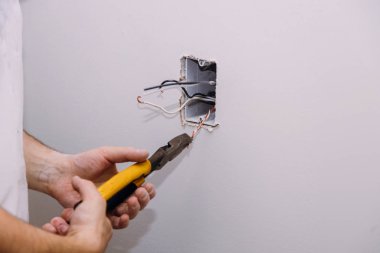Yeni Elektrik Tesisatı, soket kutusu, duvar üzerindeki şalter ve elektrik kabloları, inşaat konsepti altında renovasyon