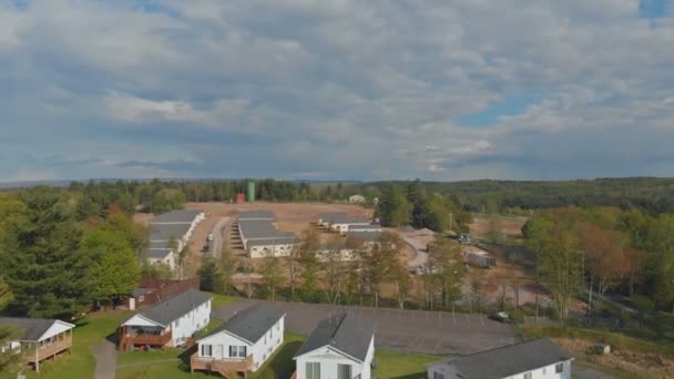 Site de construction avec maison neuve maison moderne confortable avec toit en zone rurale écologique sur des épinettes et des montagnes fond ciel bleu . — Video