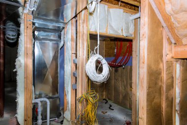 Bodrum katında elektrik tel servis konnektörleri