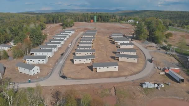 Aerial utsikt över den nya hem konstruktion inramning av bergskedjan och en blå molnigt himmel. — Stockvideo