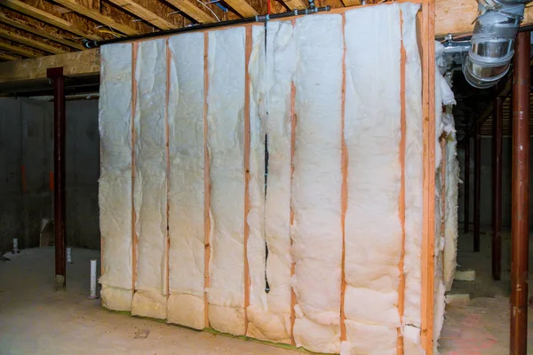 Aislamiento del sótano con barrera fría de fibra de vidrio y material de aislamiento — Foto de Stock