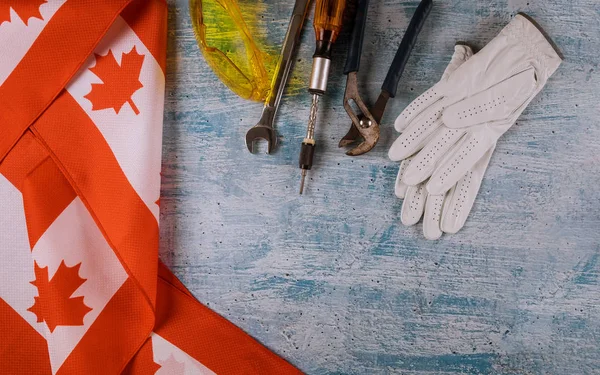 İşçi Bayramı Kanada Onarım ekipmanları ve birçok kullanışlı araçlar. Kanada bayrağı — Stok fotoğraf