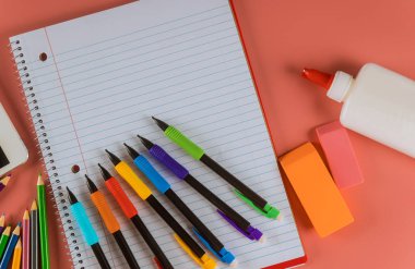 Okul malzemeleri, renkler kalemler, defter, tutkal