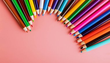 Sanat sınıfları ve okul için renkli kalemler