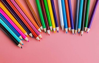 Renkli kalemlerden pembe arka plan, sanat malzemeleri