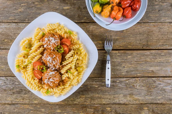 Rotini pasta met gehaktballetjes en Italiaanse tomatensaus — Stockfoto