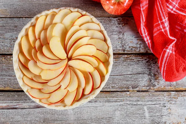 Rauwe appeltaart op houten tafel. Klaar om te bakken — Stockfoto