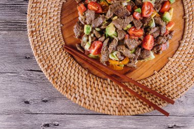 Çin mutfağı. Biber, avokado ve domates ile Teriyaki sığır eti