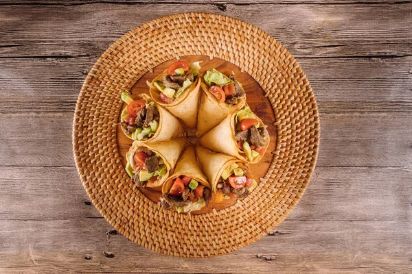 Ensalada saludable de ternera en conos de tortilla —  Fotos de Stock