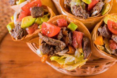 Mısır taco kozalasında Meksika dana salatası. Üstte görüntü