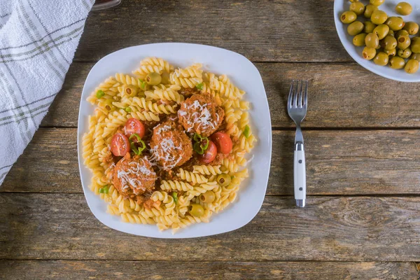 Gehaktballetjes met rotini pasta in witte plaat. Top View — Stockfoto