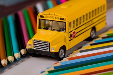 Sarı okul otobüsü okul malzemeleri renkli kalemler