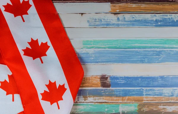 Červená a bílá vlajka na tmavém venkovském pozadí na svátek Kanady a na státní svátky — Stock fotografie