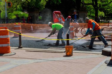Esnek kaldırımlar, asfalt üst tabakası bitümlü bağlayıcı ile bir inşaat toplamı.