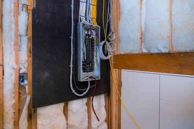 Kontrol kutusunda kabine yeni kesiciler inşaat tahtası bağlantısı elektrik sistemi altında yeni bir ev Iç.