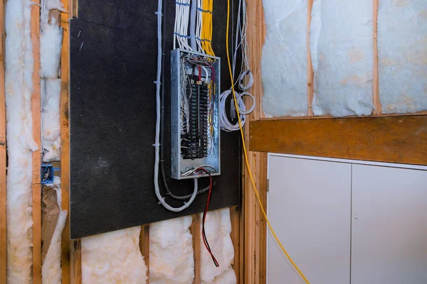 Interior de un nuevo hogar en construcción tablero conexión sistema eléctrico en gabinete nuevos interruptores en caja de control . —  Fotos de Stock