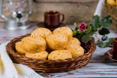 Peynirli ekmek, kahve ve çiçekli chipa.