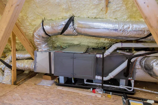 Instalación de sistema de calefacción en el techo del sistema de tuberías de primer plano de calefacción — Foto de Stock