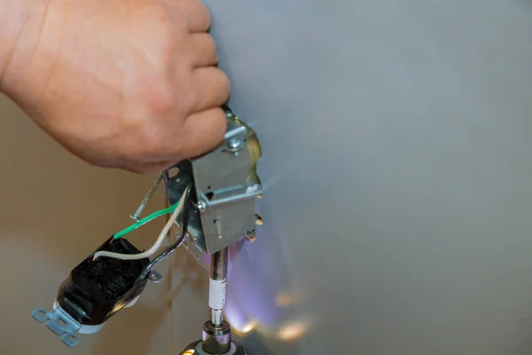 Профессиональные руки при монтаже разъема электрической розетки — стоковое фото