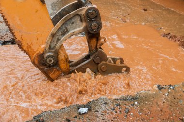 Su borusu molası, bir yol delik sızıntı