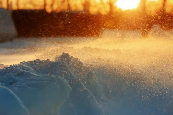 Sneeuw landschap bij zonsondergang in de winter. — Stockfoto