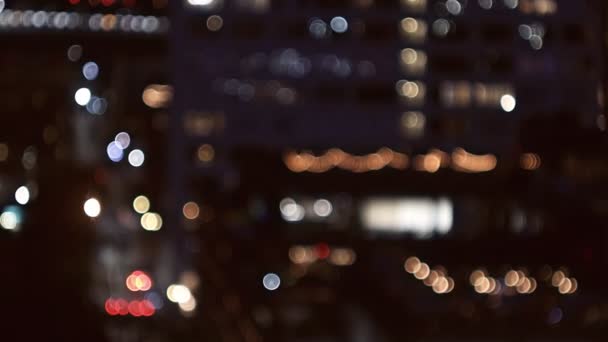 夜はニューヨークの超高層ビルの眺めがライトアップされました。賑やかな都会のソフトフォーカスでガラス張りの高層オフィスビルの上 — ストック動画