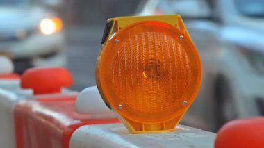 turuncu inşaat panoları ve yanıp sönen ışıklar