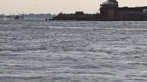 East River, Midtown Manhattan Skyline. New York City, Stany Zjednoczone. — Wideo stockowe