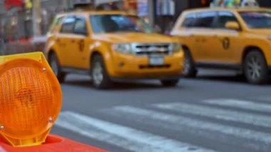 İnşaat bölgesi turuncu trafik bariyeri varil sığ derinlik etrafında trafik dolambaçlı