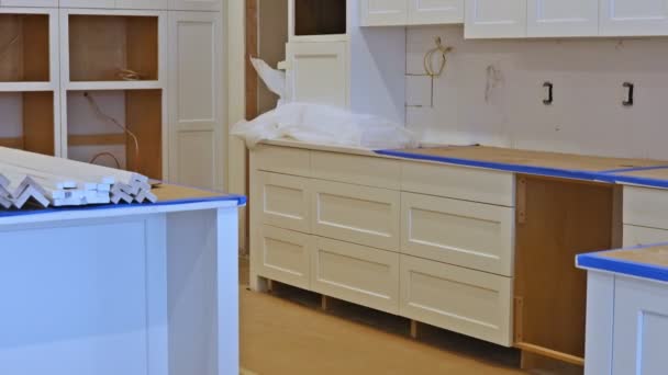 Installing cabinets in a kitchen — Stock Video