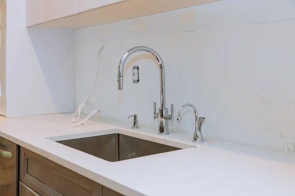 Primo piano dei lavandini nella moderna cucina bianca con pietra bianca — Foto Stock