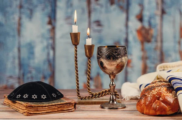 Sábado chalá pão, vinho e candelas mesa de madeira . — Fotografia de Stock