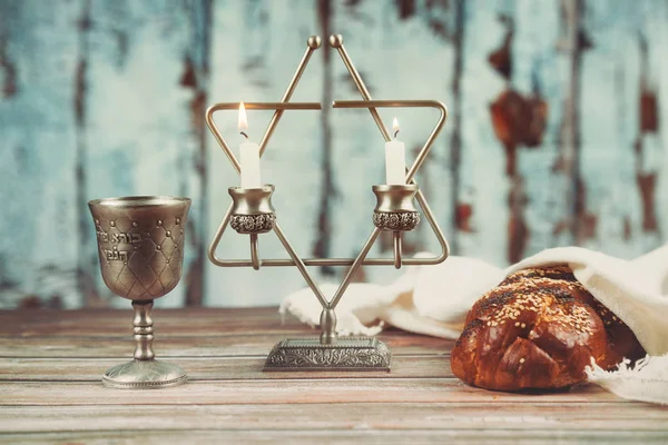 Szombati gyertyák üveg gyertyatartó Blurred Barhesz kenyér — Stock Fotó