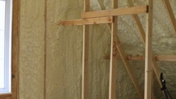 屋根裏部屋の銀絶縁材の家の換気管 — ストック動画