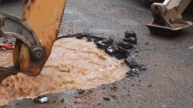 Su borusu molası, bir yol delik sızıntı