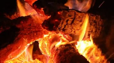 Rahat şömine ahşap turuncu ateş alev ile yanan ahşap