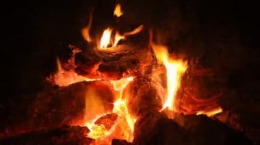 Sıcak tutmak için ateşte yanan ateş.