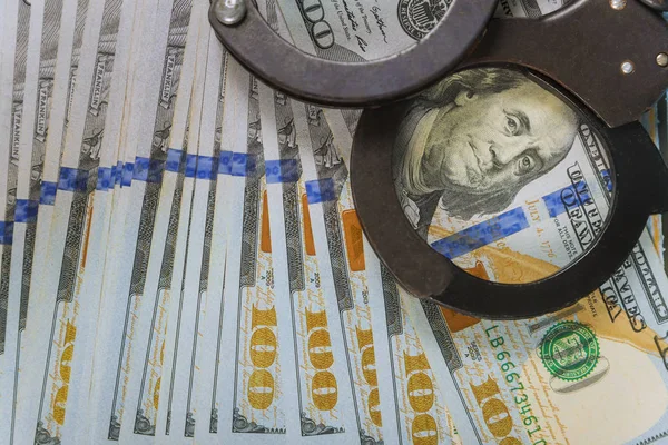 Metal polis kelepçeve Amerikan doları banknotlar nakit yolsuzluk, kirli para mali suç çifti