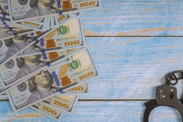 Handbojor för gripandet av brottslingar, amerikanska dollar räkningar på en ekonomisk brottslighet, korruption. — Stockfoto