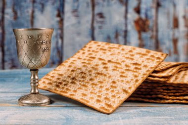 Şaraplı Yahudi Matzah ekmeği. Hamursuz Bayramı konsepti