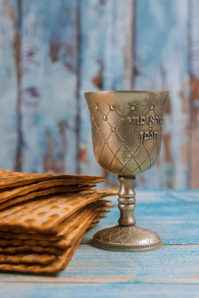 Egy zsidó Matzah kenyér borral. A páska-ünnep fogalma — Stock Fotó