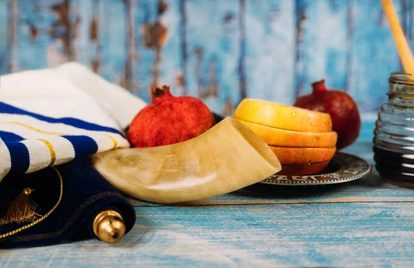 Honig, Apfel und Granatapfel traditionelle Feiertagssymbole rosh hashanah jewesh holiday — Stockfoto