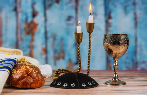 Frischer hausgemachter Challah-Wein und Kerzen für den heiligen Sabbat — Stockfoto