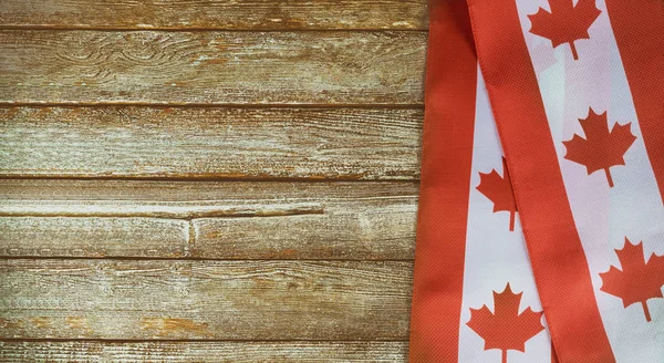 Канадский красный и белый флаг на темном деревенском фоне для празднования Дня Канады и национальных праздников — стоковое фото