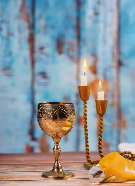 Шабат преса хлібне вино і свічки на дерев'яному столі — стокове фото