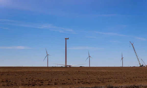Szélerőmű építése az új szélmalom telepített szélerőmű — Stock Fotó
