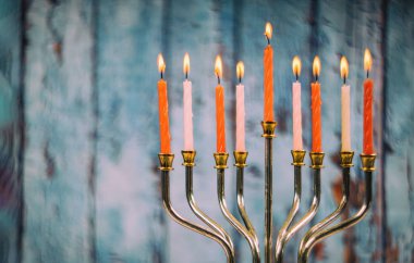 Bir menorah renkli mumlar üzerinde bir menorah içinde yanan hanuka mumlar