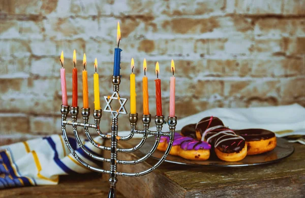 La fiesta judía hannukah símbolos - menorah —  Fotos de Stock